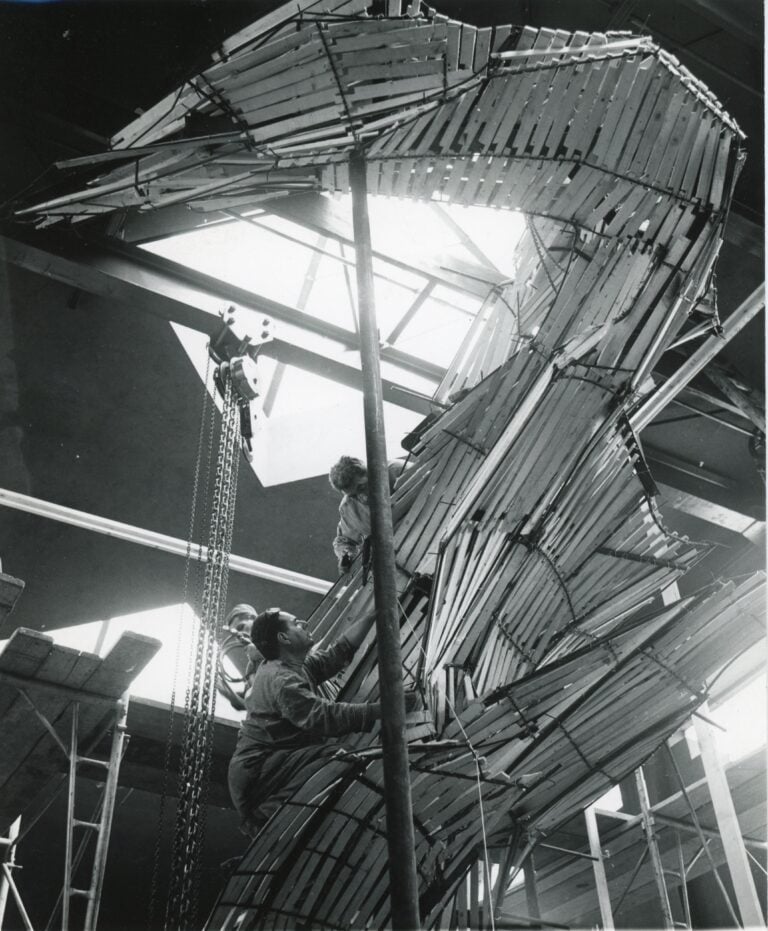 Francesco Somaini e Mario Colmegna sull&rsquo;armatura del Monumento ai Marinai d&rsquo;Italia di Milano, Lomazzo, 1966. Courtesy Archivio Francesco Somaini rassegna per Francesco Somaini a