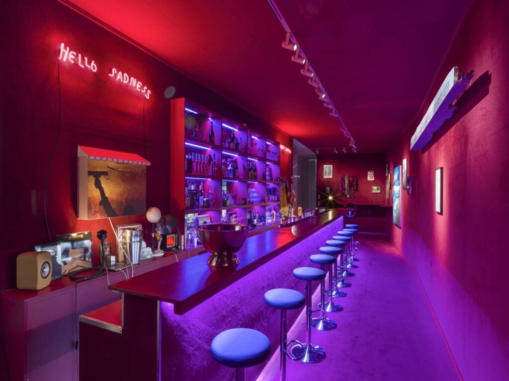 A Berlino la Pace Gallery si trasforma in un bar d’artista (per una mostra sull’innocenza perduta)