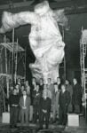 Francesco Somaini con le maestranze locali davanti al modello in creta del Monumento ai Marinai rassegna per Francesco Somaini ad&rsquo;ItaliaMilano, Lomazzo, 1966. Courtesy Archivio Francesco Somaini