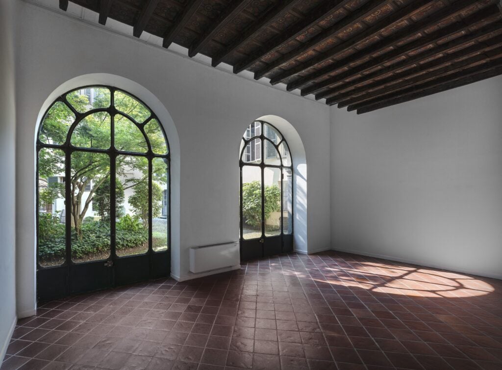 A Torino un palazzo storico è diventato spontaneamente un polo per l’arte e la cultura contemporanea
