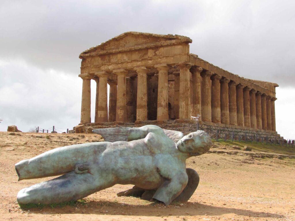 La medusa di Jago a Capri e i crostacei di Colbert a Pompei. Riecco l’estate del brutto e del banale