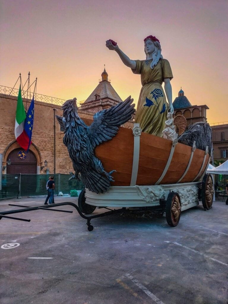 Palermo e Santa Rosalia: storie di icone pop tra sacro e profano. Dai carri trionfali ai murales