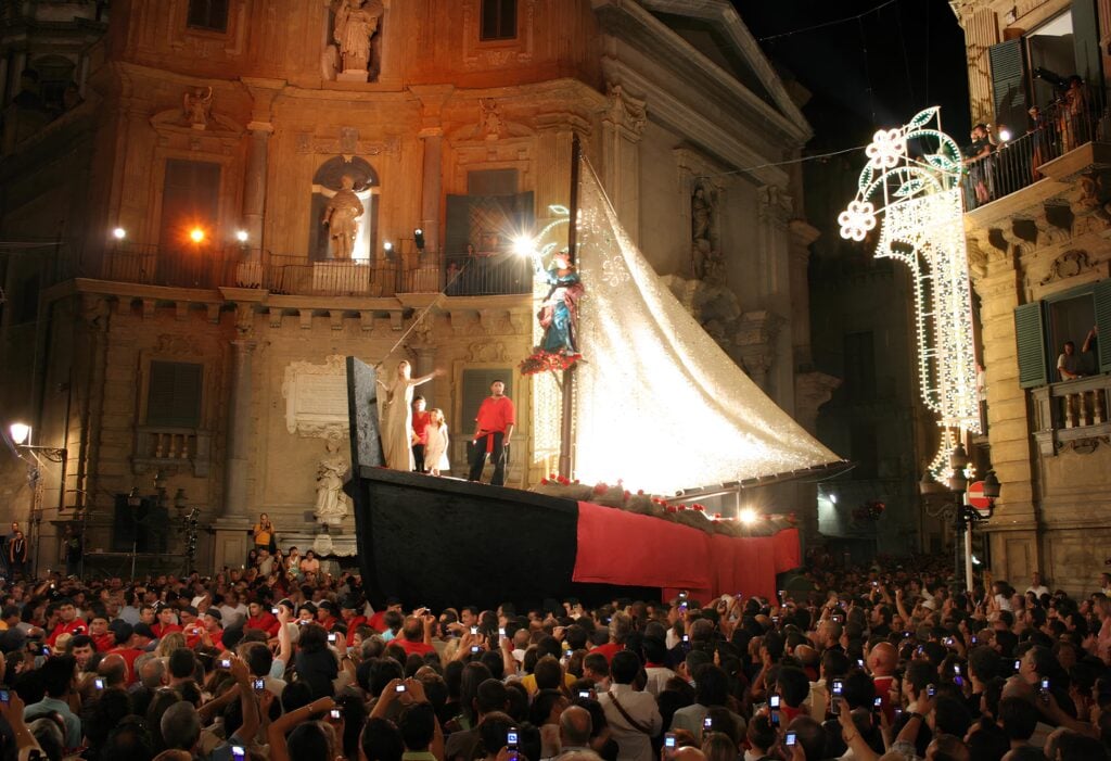 Palermo e Santa Rosalia: storie di icone pop tra sacro e profano. Dai carri trionfali ai murales