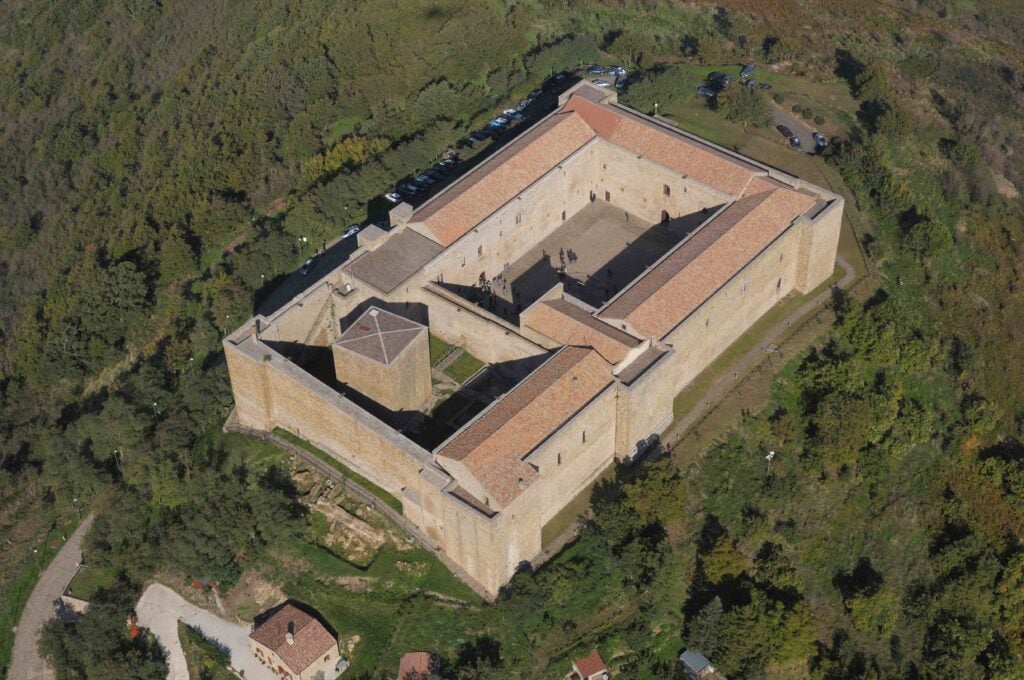 Il Castello di Lagopesole eretto dall'imperatore Federico II come residenza di caccia © Archivio fotografico Apt Basilicata