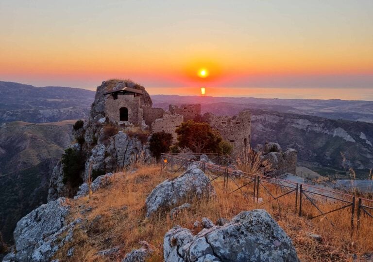5 proposte di viaggio contro l’overtourism: architettura, archeologia, natura e mobilità lenta