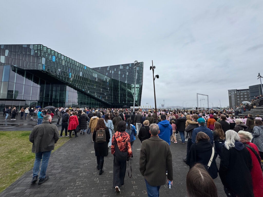 Il pubblico segue l'orchestra verso Harpa