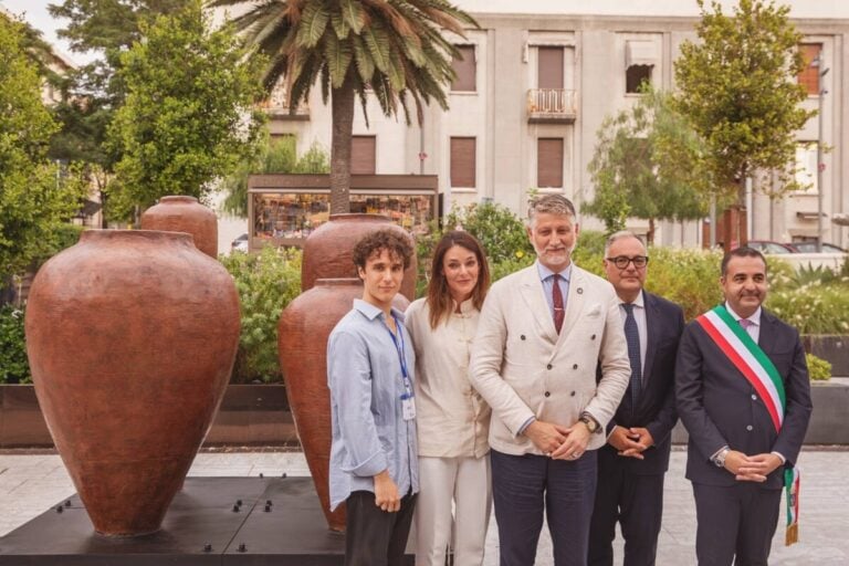 La Fontana ferma di Pizzi Cannella tra Messina e Reggio Calabria: arte pubblica come ponte sullo Stretto (ma &egrave; polemica)