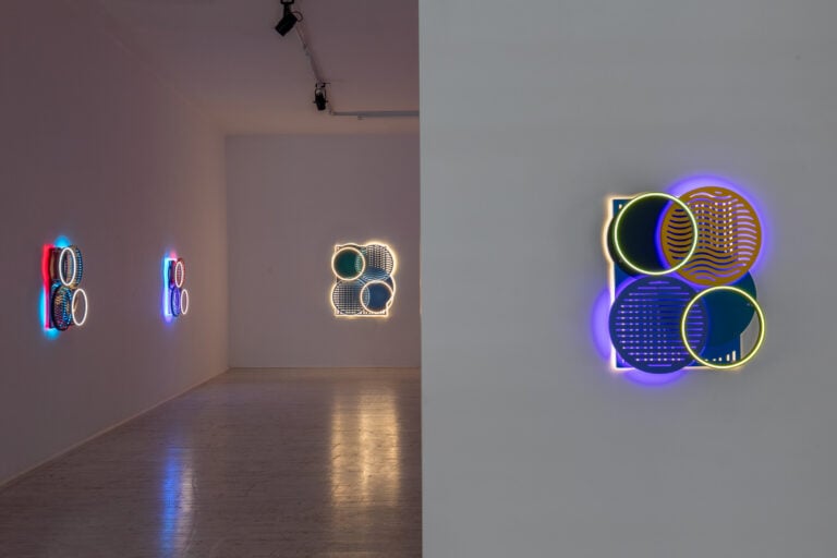 Installation view della mostra "Spaced Out" di Erik Saglia alla galleria Thomas Brambilla di Bergamo. Courtesy the artist and Thomas Brambilla. Ph: Gabriele Abruzzese