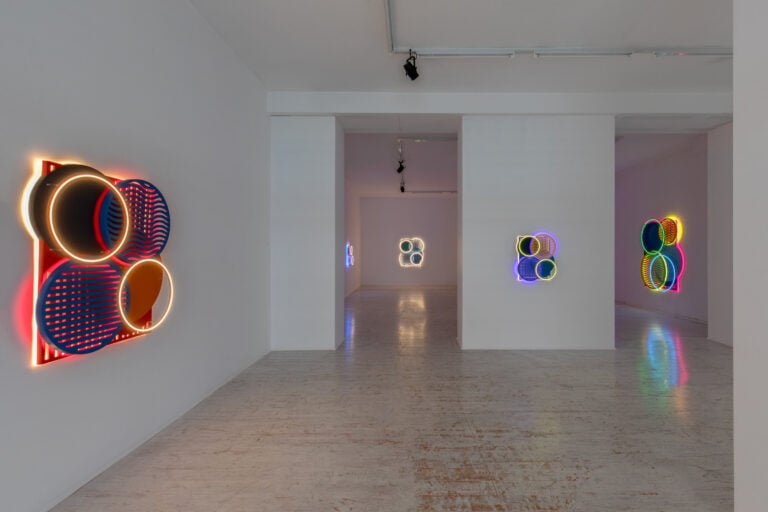 Installation view della mostra "Spaced Out" di Erik Saglia alla galleria Thomas Brambilla di Bergamo. Courtesy the artist and Thomas Brambilla. Ph: Gabriele Abruzzese