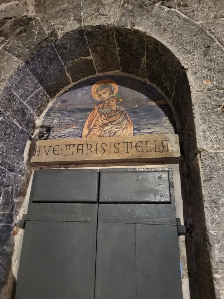 La chiesa di San Nicol&ograve; di Capodimonte, partenza della processione della stella maris da terra