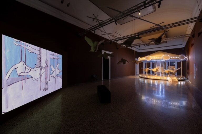 La giostra di Nina esposta a Palazzo Reale di Milano. Credits: Cuc&ugrave;-Arthemisia