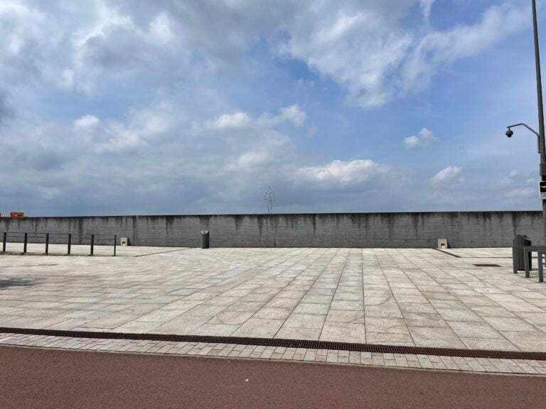 La mostra &ldquo;Geestgrond&rdquo; di Antony Gormley al KMSKA di Anversa, gl spazi esterni photo Claudia Giraud