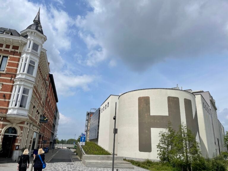 La mostra &ldquo;Geestgrond&rdquo; di Antony Gormley al KMSKA di Anversa, gl spazi esterni photo Claudia Giraud