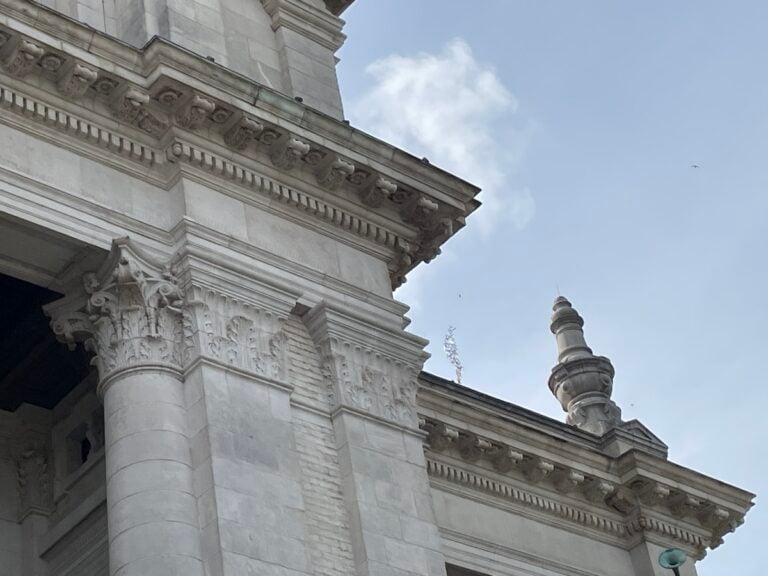 La mostra &ldquo;Geestgrond&rdquo; di Antony Gormley al KMSKA di Anversa, gl spazi esterni photo Claudia Giraud