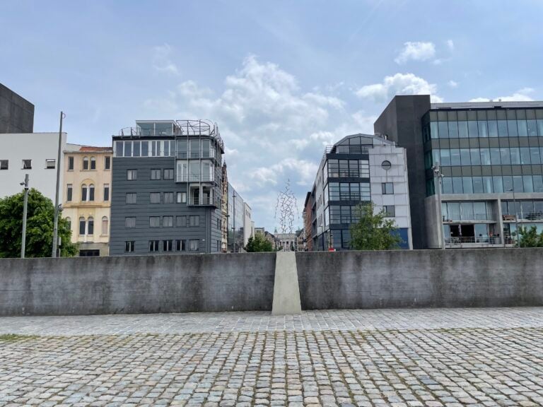La mostra &ldquo;Geestgrond&rdquo; di Antony Gormley al KMSKA di Anversa, gl spazi esterni photo Claudia Giraud