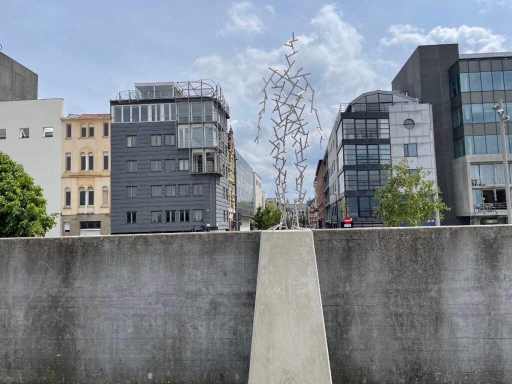 La mostra &ldquo;Geestgrond&rdquo; di Antony Gormley al KMSKA di Anversa, gl spazi esterni photo Claudia Giraud