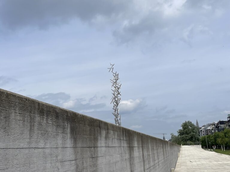 La mostra &ldquo;Geestgrond&rdquo; di Antony Gormley al KMSKA di Anversa, gl spazi esterni photo Claudia Giraud
