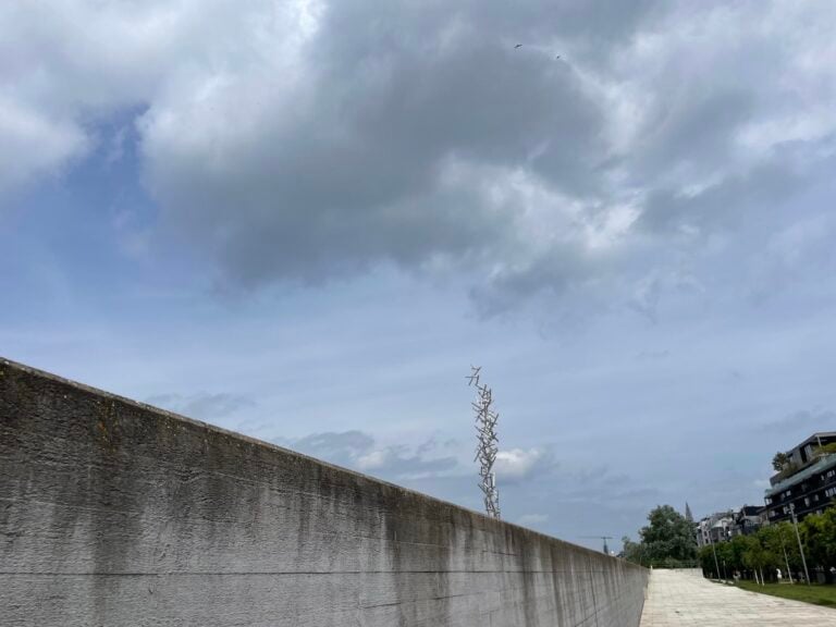 La mostra &ldquo;Geestgrond&rdquo; di Antony Gormley al KMSKA di Anversa, gl spazi esterni photo Claudia Giraud