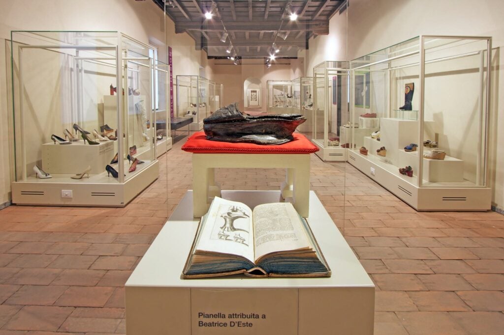 La Pianella di Beatrice d_Este (1495) al Museo Internazionale della Calzatura di Vigevano
