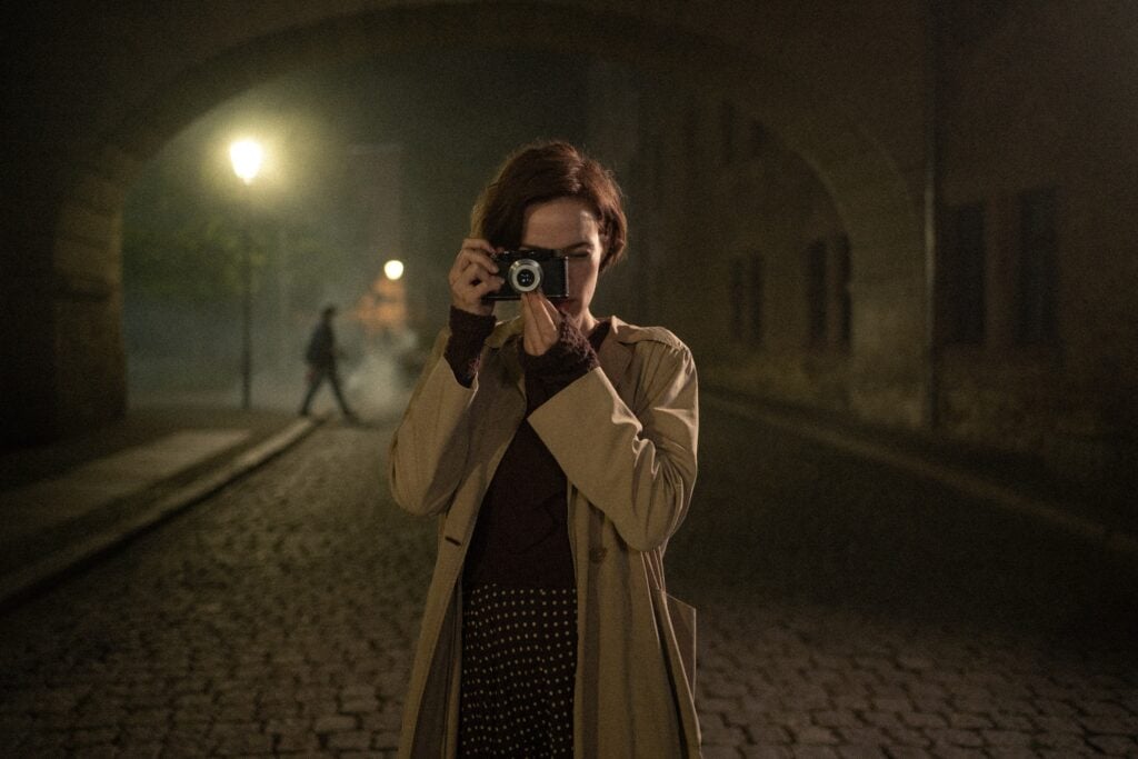 La ragazza con la Leica foto di Manuel Alberto Claro © 2026 Vivo film, Komplizen Film, ZDF_ARTE, Eolo film Productions