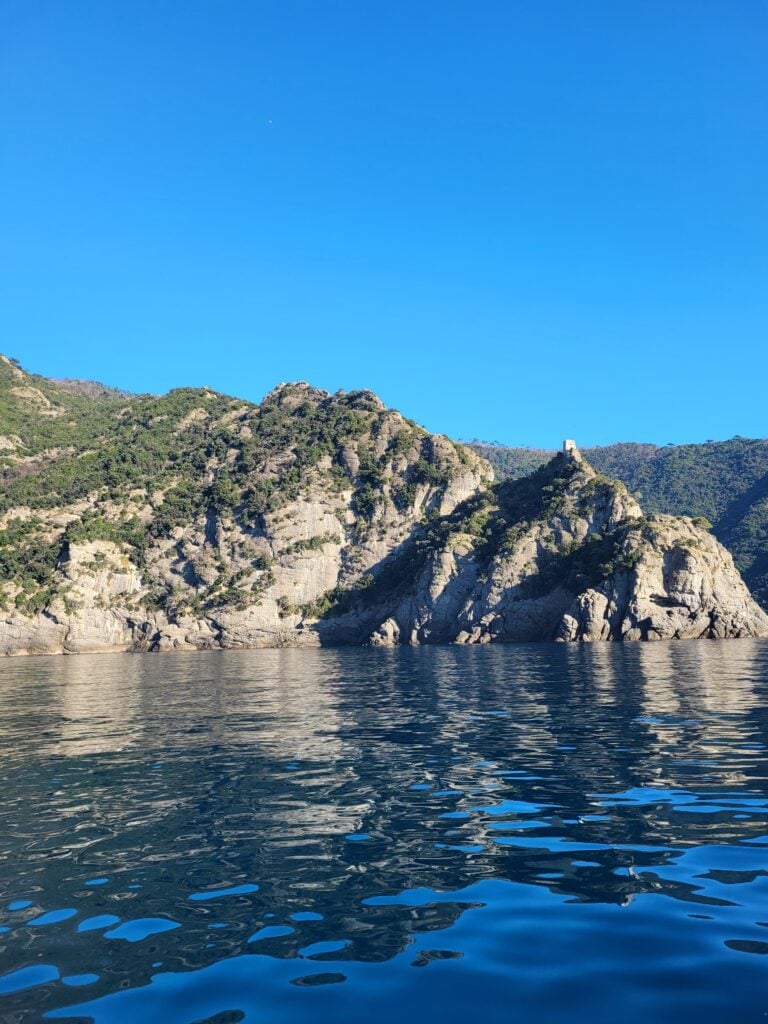 L'avvicinamento via mare a San Fruttuoso, sulla via della processione della Stella maris