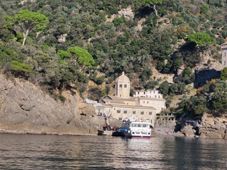 L'avvicinamento via mare a San Fruttuoso, sulla via della processione della stella maris