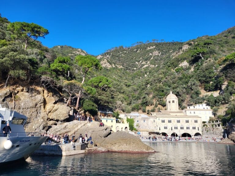 L'avvicinamento via mare a San Fruttuoso, sulla via della processione della stella maris