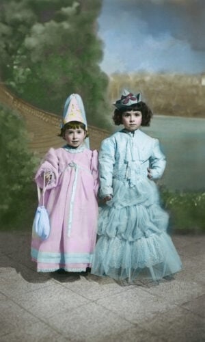 Dare nuova vita a cartoline d’epoca trovate nei mercatini. Succede in una mostra a Milano