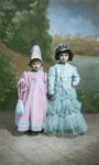 Dare nuova vita a cartoline d’epoca trovate nei mercatini. Succede in una mostra a Milano
