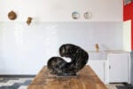 Vicino a Savona c’è una mostra che trasforma la ceramica in un rito conviviale