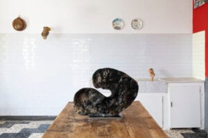 Vicino a Savona c’è una mostra che trasforma la ceramica in un rito conviviale