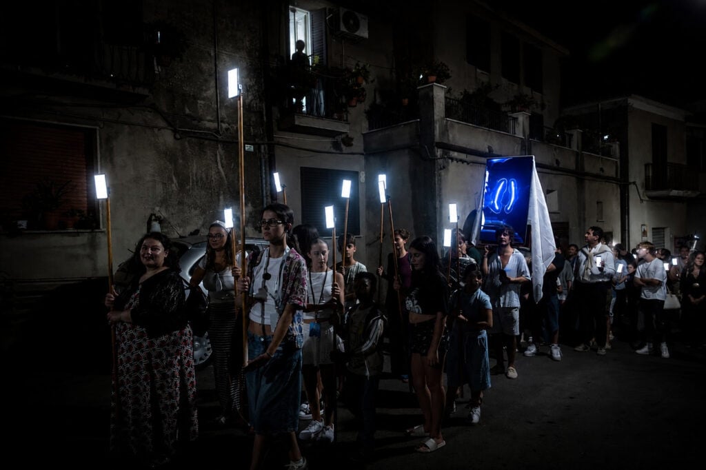 Machina Sacra: il video della processione dove il santo &egrave; uno schermo