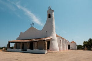 L’artista Andrea Roggi tra l’Elba e la Sardegna. Sculture di fronte alla storia e al paesaggio mediterraneo