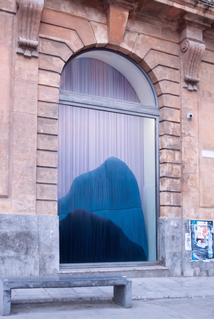 Maria Tindara Azzaro, Staffage, 2026. Tessuto, dimensioni ambientali. Installazione in una vetrina del Museo RISO, Palermo