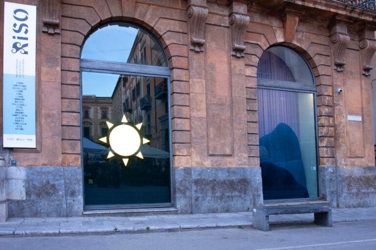 A Palermo una vetrina si è trasformata in spazio espositivo per giovani artisti siciliani