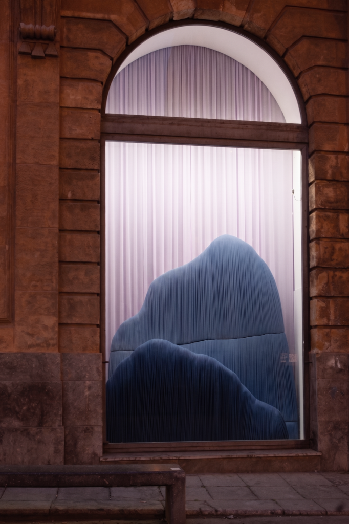 Maria Tindara Azzaro, Staffage, 2026. Tessuto, dimensioni ambientali. Installazione in una vetrina del Museo RISO, Palermo