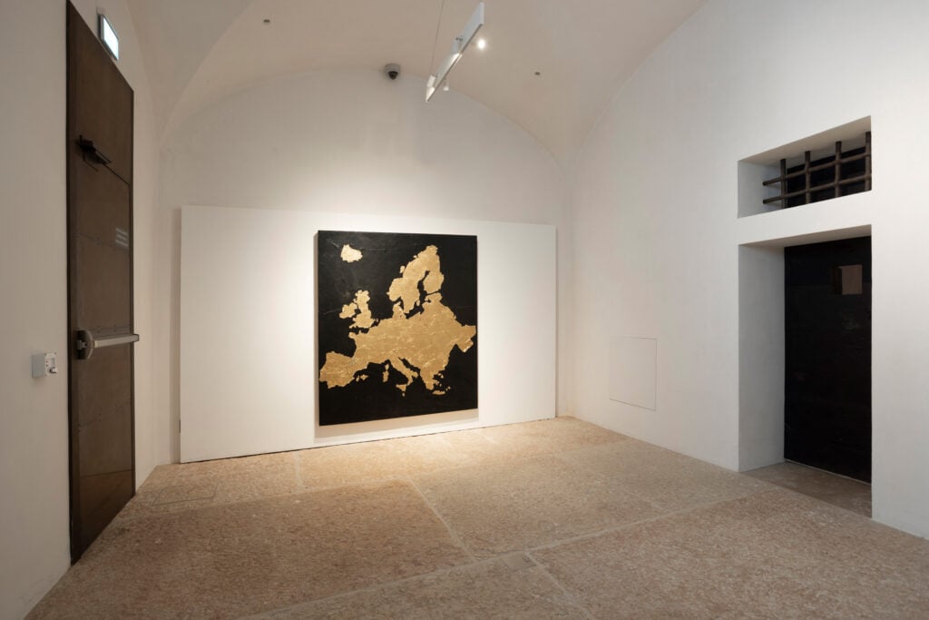 Mario Ceroli, Senza titolo, 2010. Installation view, Lines Loops, Leaks, Fondazione Imago Mundi, Treviso, 2026. Photo Marco Pavan