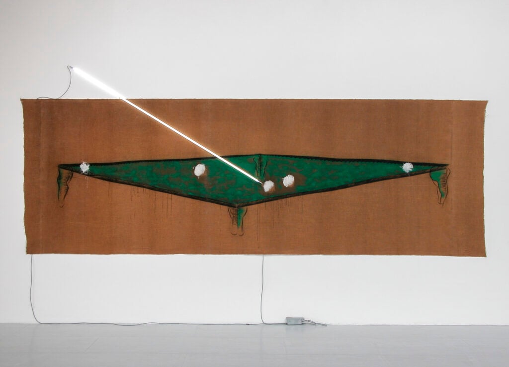 MARIO MERZ, Biliardo, 1981,
Tecnica mista su tela, neon,
Foto: Archivio fotografico Galleria TUCCI RUSSO, Torre Pellice e Torino, Collezione privata, Courtesy: Galleria TUCCI RUSSO, Torre Pellice e Torino