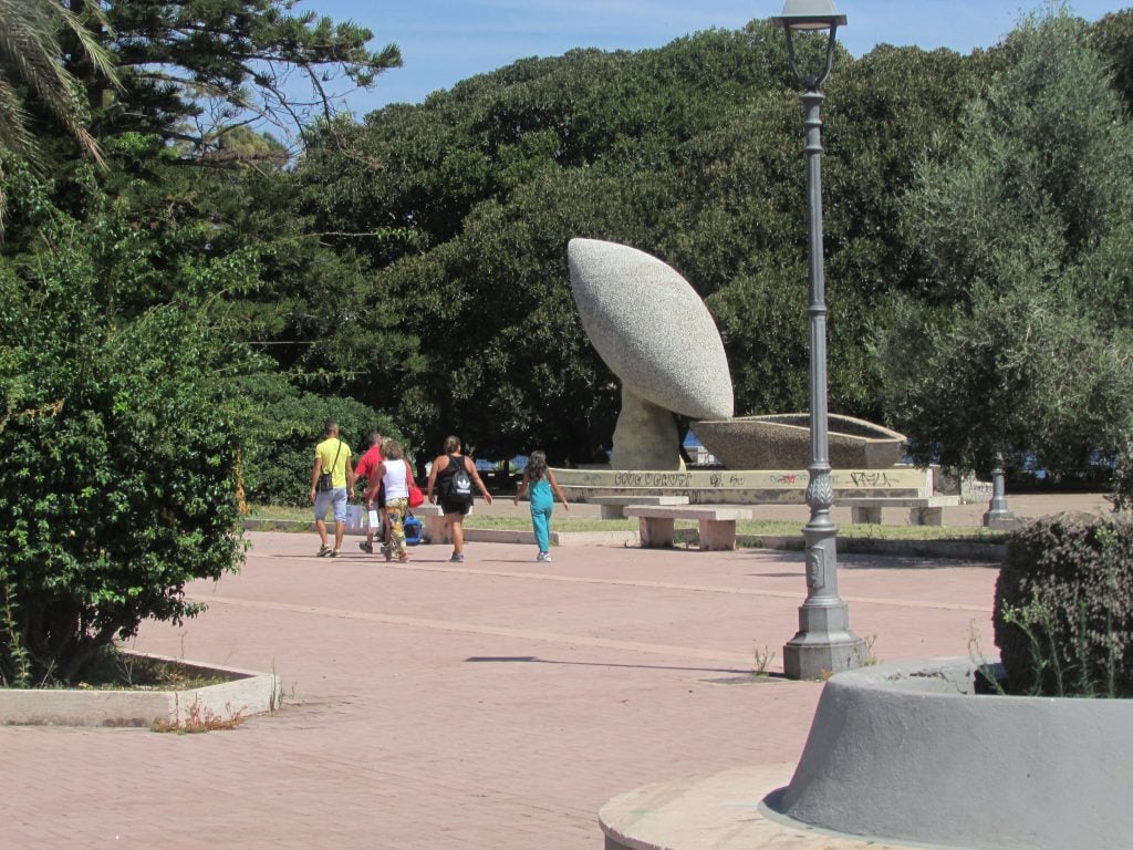 La Fontana ferma di Pizzi Cannella tra Messina e Reggio Calabria: arte pubblica come ponte sullo Stretto (ma è polemica)