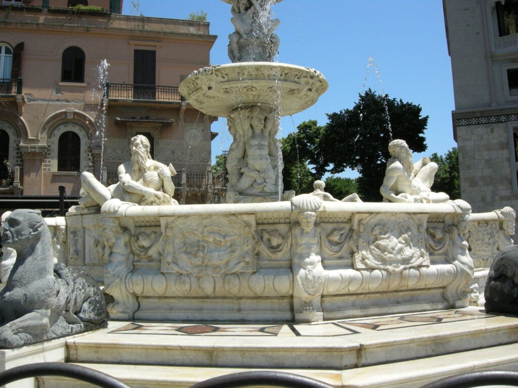 La Fontana ferma di Pizzi Cannella tra Messina e Reggio Calabria: arte pubblica come ponte sullo Stretto (ma è polemica)