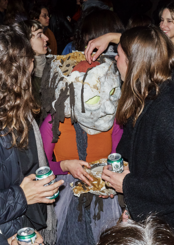 Miriam Governatori, DIY TORMENTO’s head-buffet, 2025, performance. Courtesy l’artista, photo Luca Vianello e Silvia Mangosio