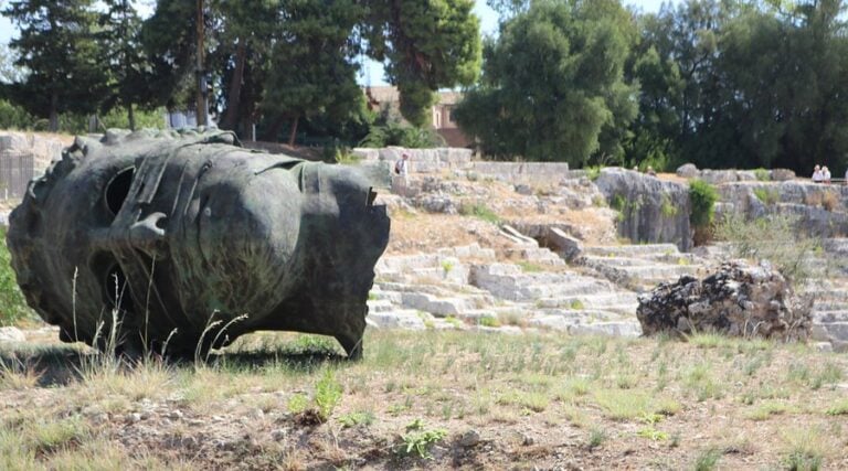Mitoraj a Siracusa, Neapolis