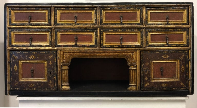 Monetiere Massello di abete con foglia oro e lacche policrome XVI Sec