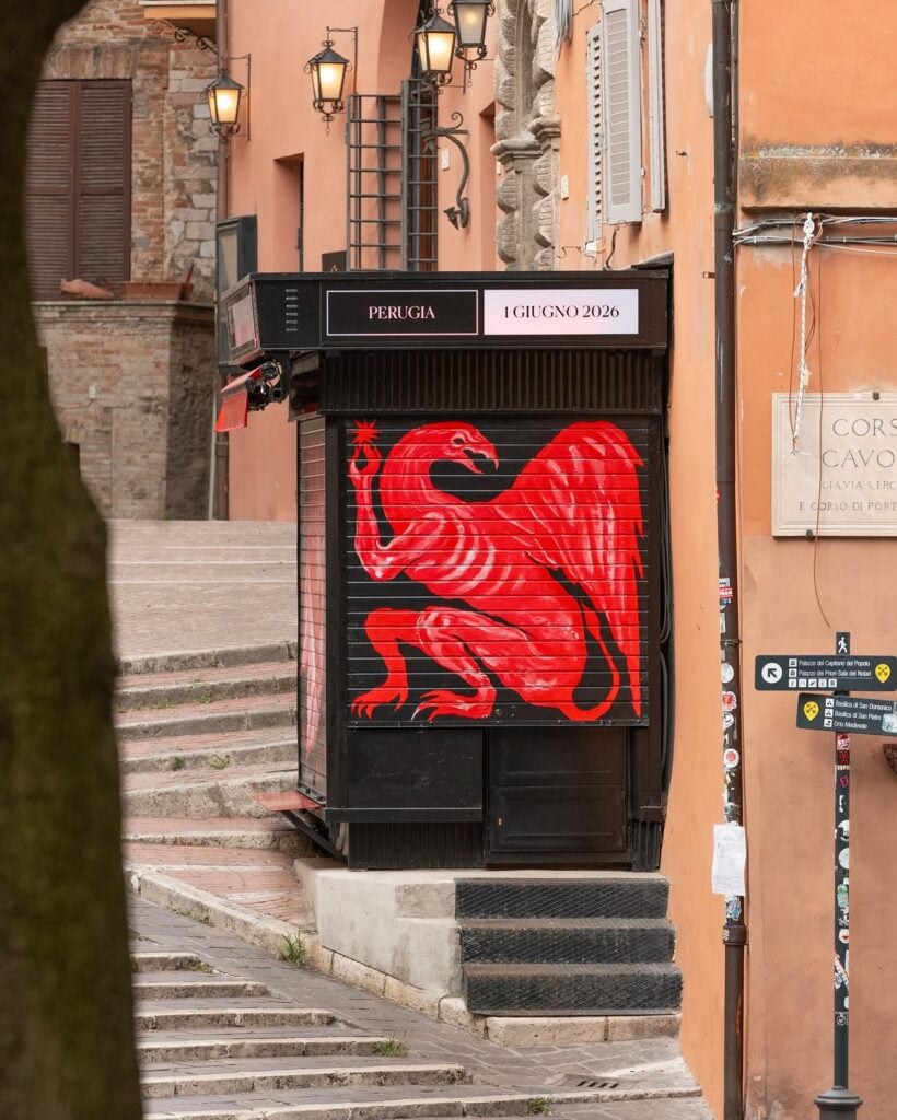A Perugia è scoppiata una polemica politica per un murale disegnato su un’edicola. L'intervista