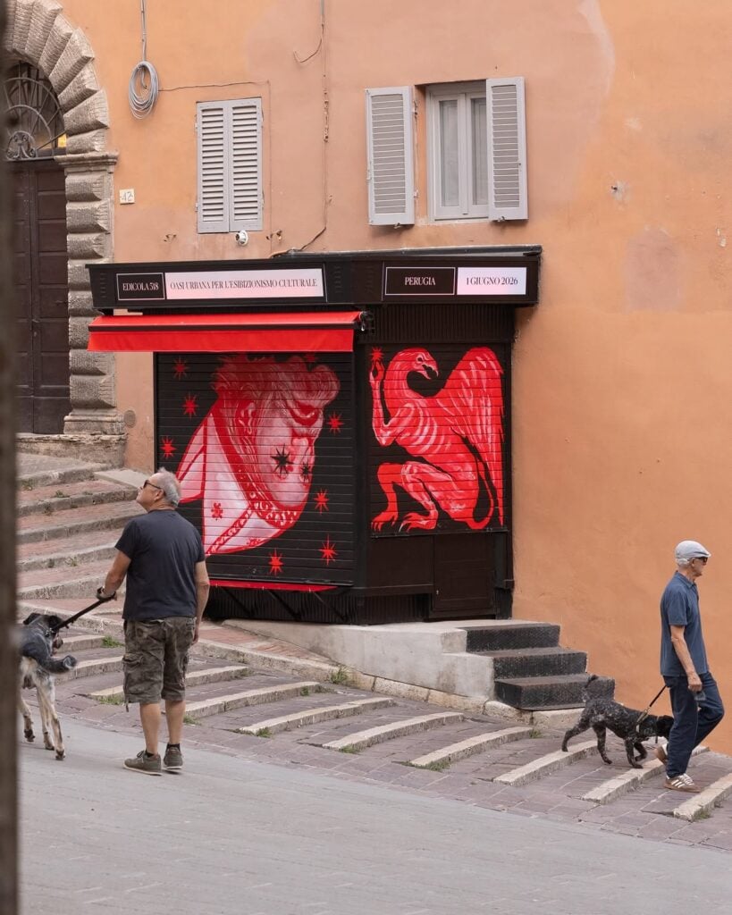A Perugia è scoppiata una polemica politica per un murale disegnato su un’edicola. L'intervista