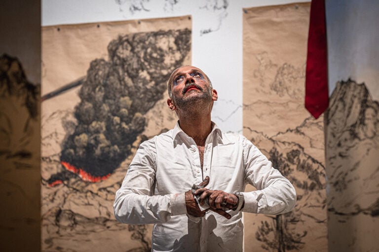 Nikhil Chopra - EMBERS / BRACI Nikhil Chopra and Uriel Barth&eacute;l&eacute;mi, 2026, 3 hours performance-installation, GALLERIA CONTINUA / San Gimignano, &copy;️ Francesco Raco Antony Gormley e Nikhil Chopra alla Galleria Continua