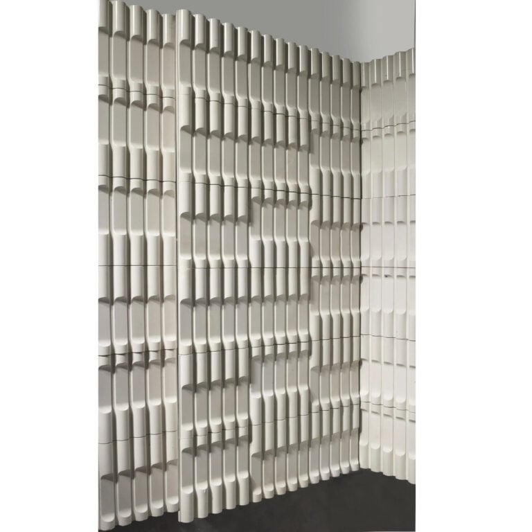 Nino Caruso, parete modulare in ceramica, piastrelle della serie Canne d'organo. Produzione Marazzi, Italia, 1972
