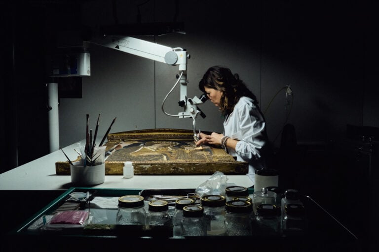 Firenze, Opificio delle Pietre Dure. Pulitura meccanica a bisturi con l&rsquo;ausilio del microscopio sul dipinto Madonna con bambino, angeli musicanti e Dio padre, attribuito al pittore lombardo Giovanni Ambrogio Bevilacqua detto Liberale, proveniente dal Museo Bagatti Valsecchi di Milano