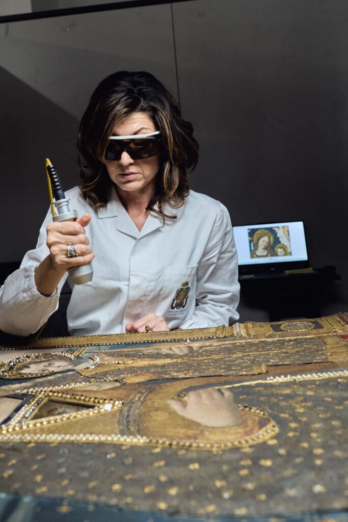 Firenze, Opificio delle Pietre Dure. Pulitura laser sul dipinto Madonna con bambino, angeli musicanti e Dio padre, attribuito al pittore lombardo Giovanni Ambrogio Bevilacqua detto Liberale, proveniente dal Museo Bagatti Valsecchi di Milano