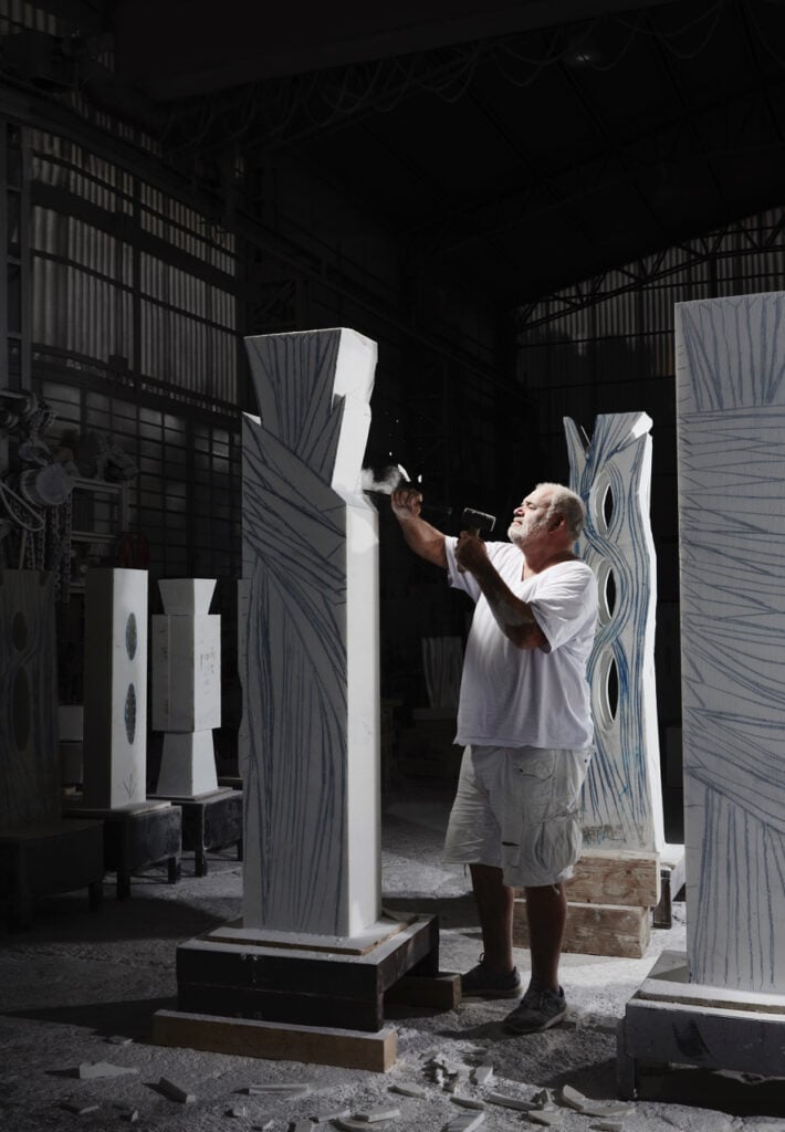 Pablo Atchugarry in atelier (Foto Archivio Atchugarry, Daniele Cortese)